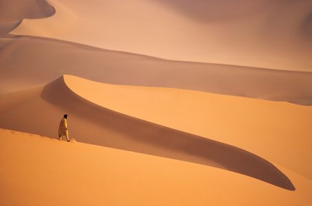 Le Tassili des Adjer ou Tassili N'Ajjer est un massif montagneux (plus prÈcisÈment un plateau de grËs), situÈ au Sahara central, au Sud-Est de l'AlgÈrie, ‡ plus de 1 000 mËtres d'altitude. Il fait partie du territoire parcouru par les Touareg Kel Ajjer dans leur nomadisation, d' o˘ son nom. En Tamahaq, la langue des Touareg, "tassili" est un terme fÈminin qui signifie "plateau". Le terme Ajjer pourrait provenir de ajar, petite vallÈe creusÈe par la pluie ou peut Ítre d' un mot berbËre trËs ancien dont on a perdu la signification.
